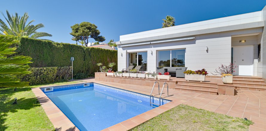 Villa in Lloret de Mar, Girona, Spain 4 bedrooms, 224 sq.m. No. 180618