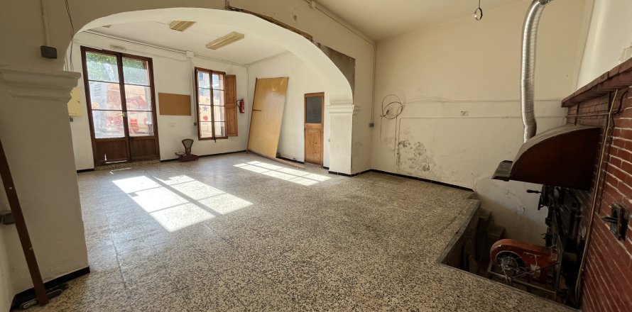 Commercial property in Campanet, Mallorca, Spain 1 bedroom, 134 sq.m. No. 143600