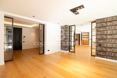 Apartment for sale in Barcelona, Spain 5 bedrooms, 750 sq.m. No. 159673 - photo 2