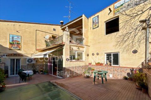 Kaupunkipientalo Borrassa, Girona, Espanja 6 makuuhuonetta, 573 m2 No. 159669