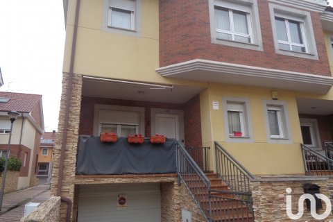 Дом в Вильяобиспо де лас Регуэрас, Леон, Испания 4 спальни, 220м2 №154116