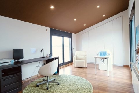 Продажа дома в Л'Аметлья-де-Мар, Таррагона, Испания 4 спальни, 300м2 №154119 - фото 8