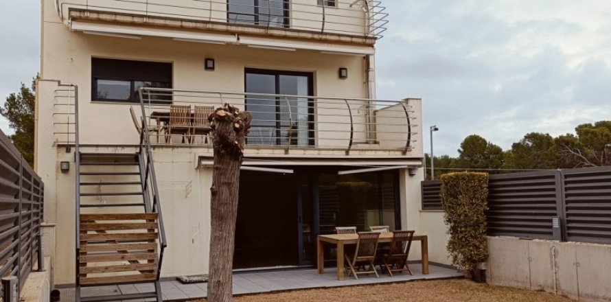 Дом в Л'Аметлья-де-Мар, Таррагона, Испания 4 спальни, 300м2 №154119