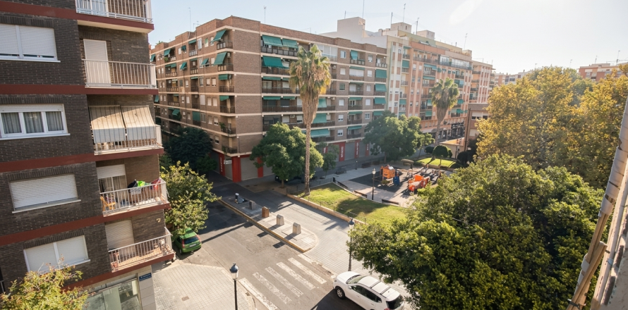 Apartment in Valencia, Spain 4 bedrooms, 79 sq.m. No. 180531