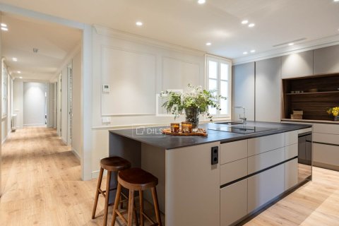 Apartament w Barcelona, Hiszpania 4 sypialnie, 200 mkw. nr 150637 – zdjęcie 13