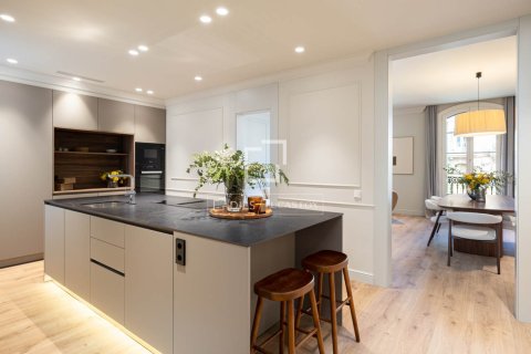 Apartament w Barcelona, Hiszpania 4 sypialnie, 200 mkw. nr 150637 – zdjęcie 10