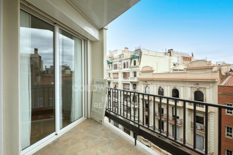 Продажа квартиры в Барселона, Испания 2 спальни, 90м2 №158324 - фото 29