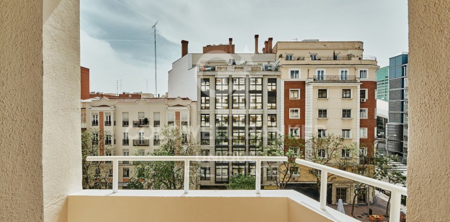 Apartment à Madrid, Espagne 3 chambres, 146 m2 No. 178748