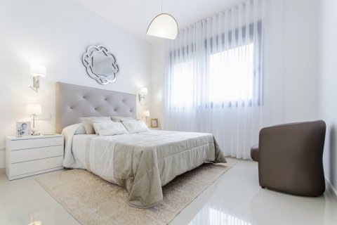 Продажа виллы Сан-Мигель-де-Салинас, Аликанте, Испания 4 спальни, 135м2 №111452 - фото 12