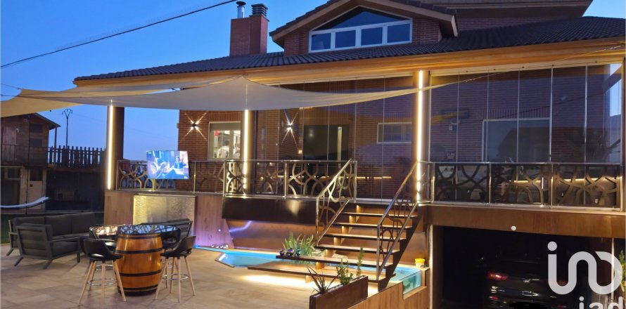 Casa a Villaturiel, Leon, Spagna 4 camere da letto, 431 mq. N° 153028