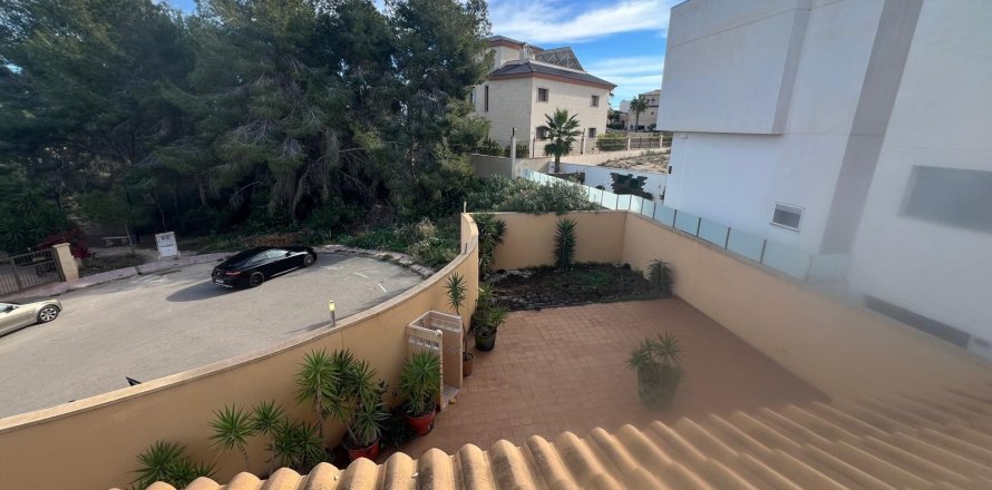 Villa a Villamartin, Alicante, Spagna 4 camere da letto, 121 mq. N° 144431