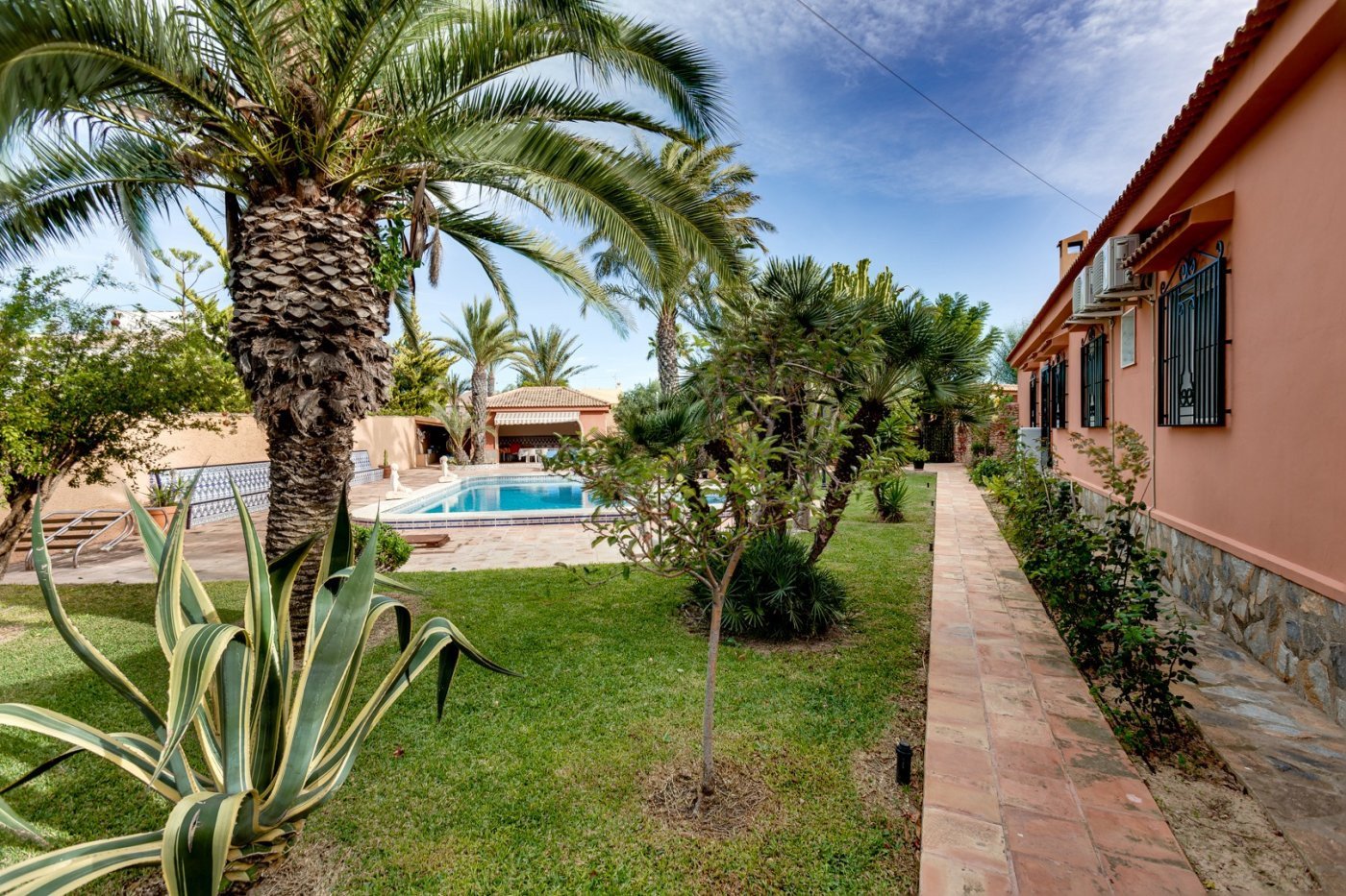 Villa a Torrevieja, Alicante, Spagna 5 camere da letto, 568 mq. N° 139507