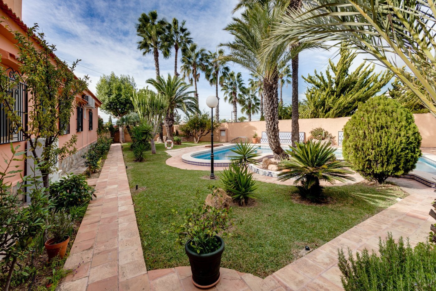 Villa a Torrevieja, Alicante, Spagna 5 camere da letto, 568 mq. N° 139507