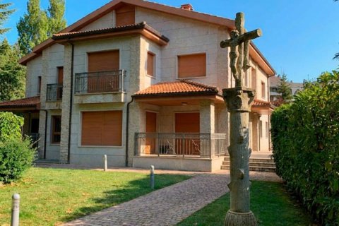 Продажа дома в Хака, Уэска, Испания 7 спален, 378м2 №188079 - фото 1