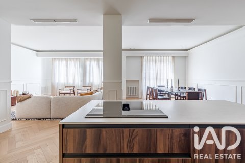 Продажа квартиры в Мадрид, Испания 3 спальни, 217м2 №188077 - фото 3