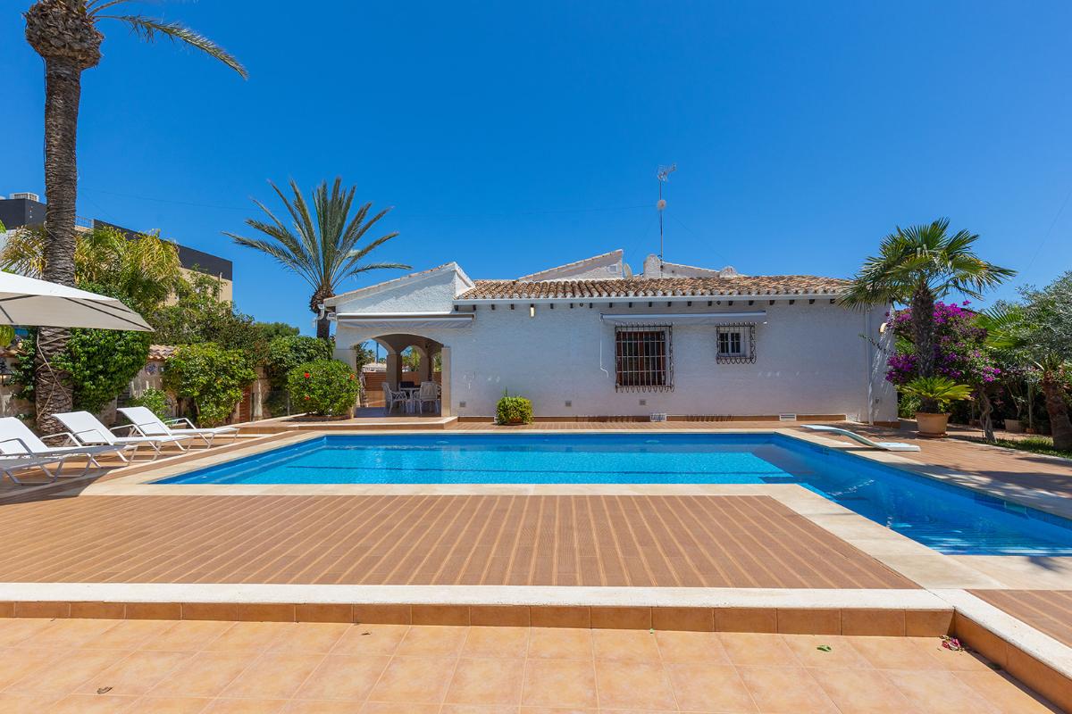 Villa a Orihuela, Alicante, Spagna 4 camere da letto, 168 mq. N° 148977