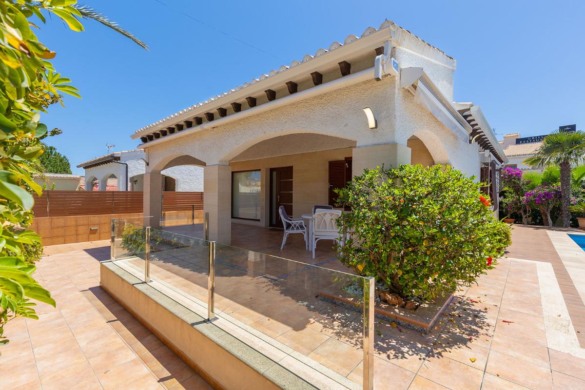 Villa a Orihuela, Alicante, Spagna 4 camere da letto, 168 mq. N° 148977
