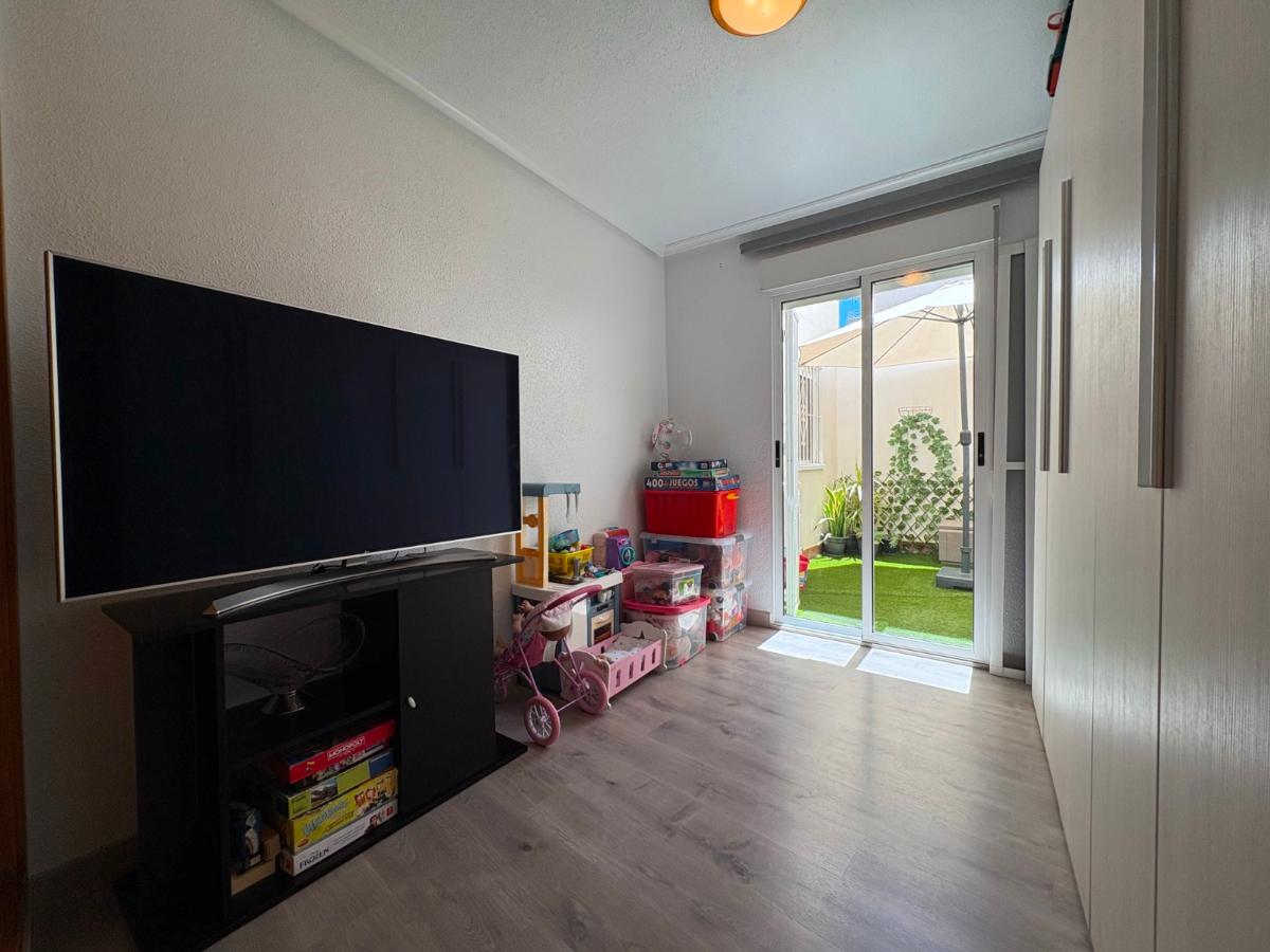 Apartment in Torrevieja, Alicante, Spain 4 bedrooms, 115 sq.m. No. 148972