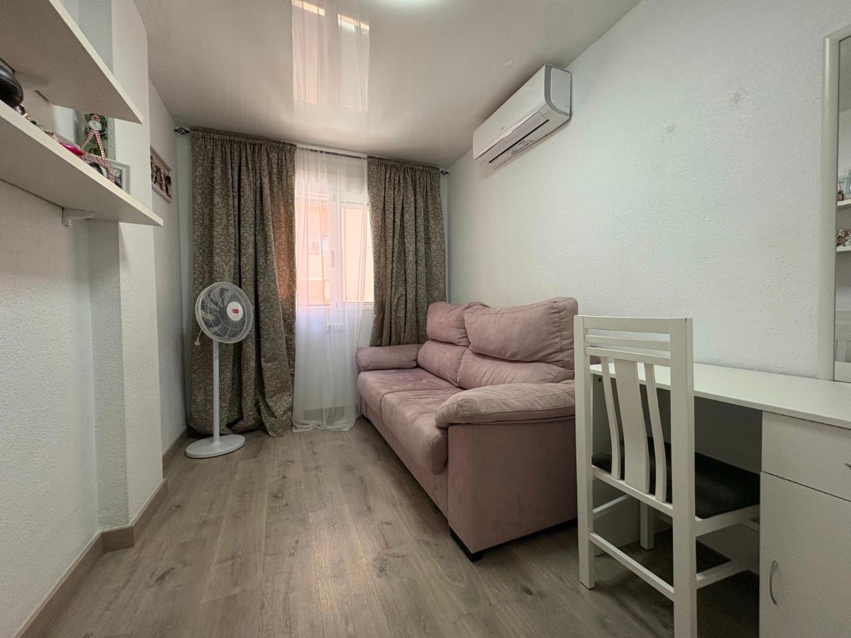 Apartment in Torrevieja, Alicante, Spain 4 bedrooms, 115 sq.m. No. 148972