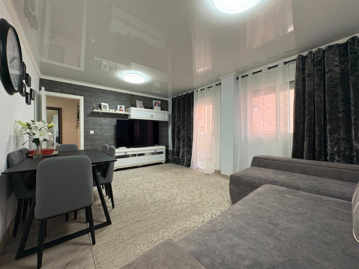Apartment in Torrevieja, Alicante, Spain 4 bedrooms, 115 sq.m. No. 148972