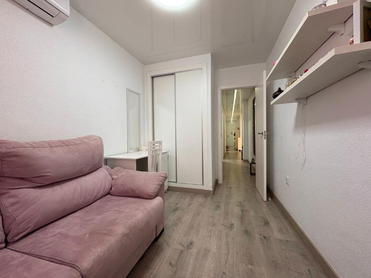 Apartment in Torrevieja, Alicante, Spain 4 bedrooms, 115 sq.m. No. 148972