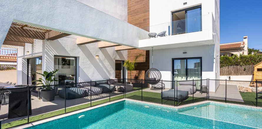 Вилла в Сьюдад Кесада, Аликанте, Испания 4 спальни, 153м2 №144336