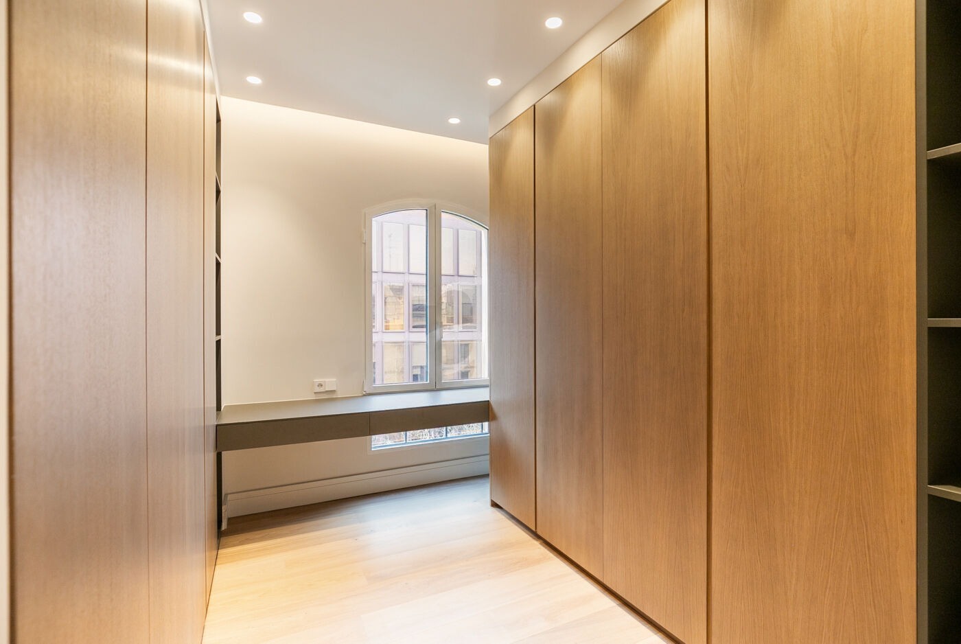 Apartamento en Barcelona, España 4 dormitorios,  No. 141005