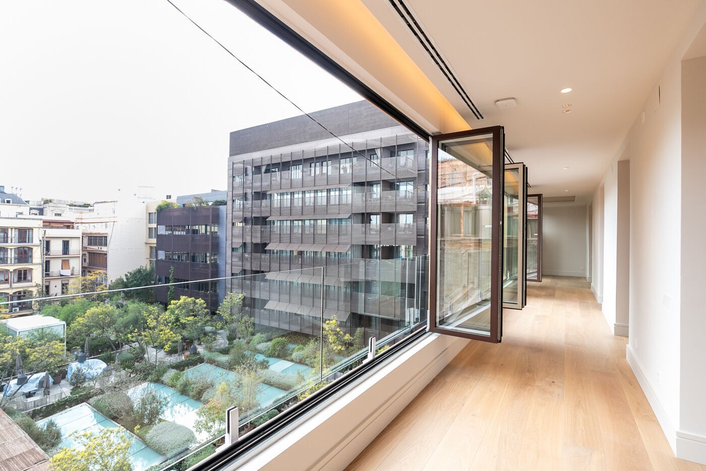 Apartamento en Barcelona, España 4 dormitorios,  No. 141005