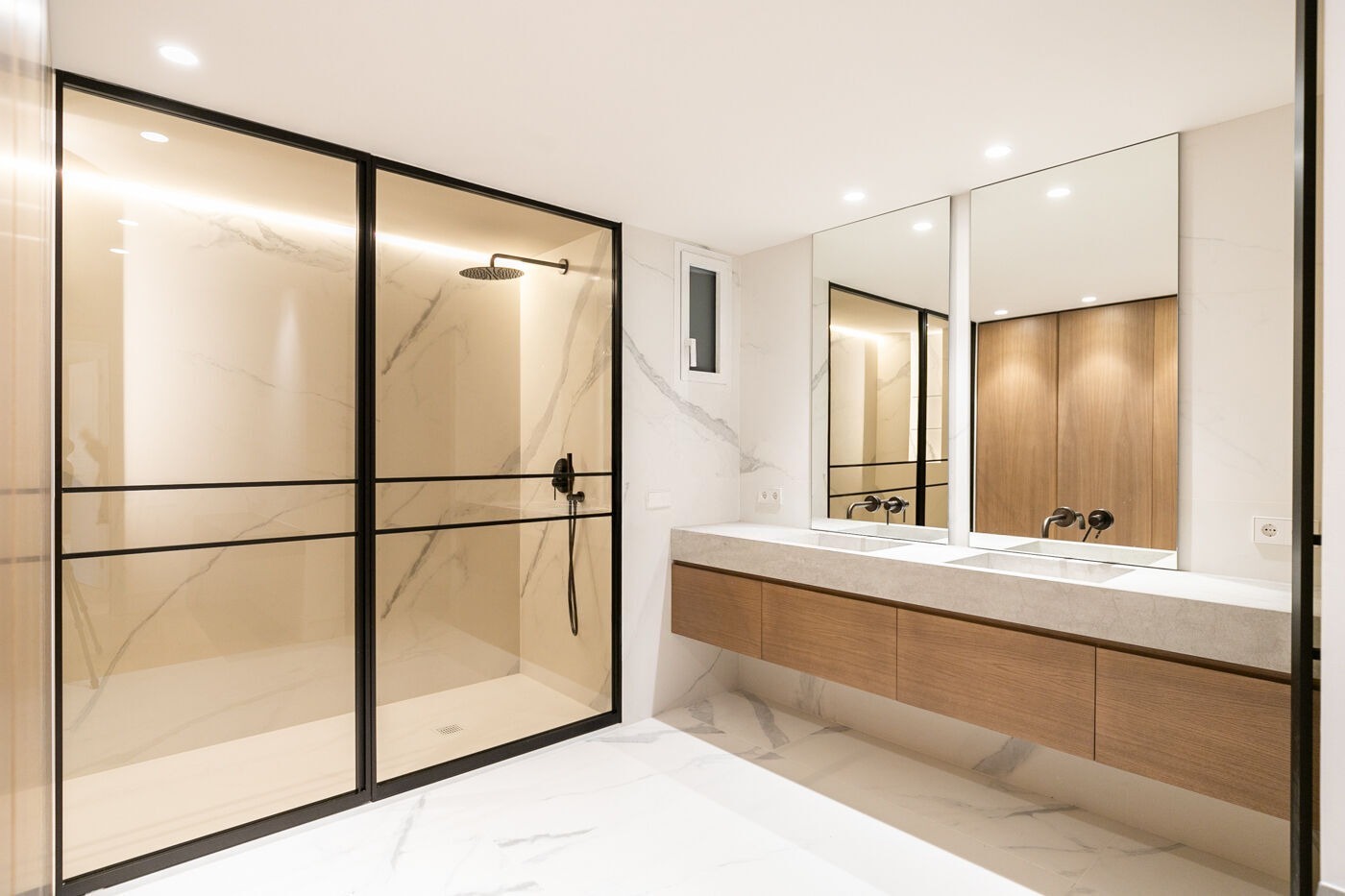 Apartamento en Barcelona, España 4 dormitorios,  No. 141005
