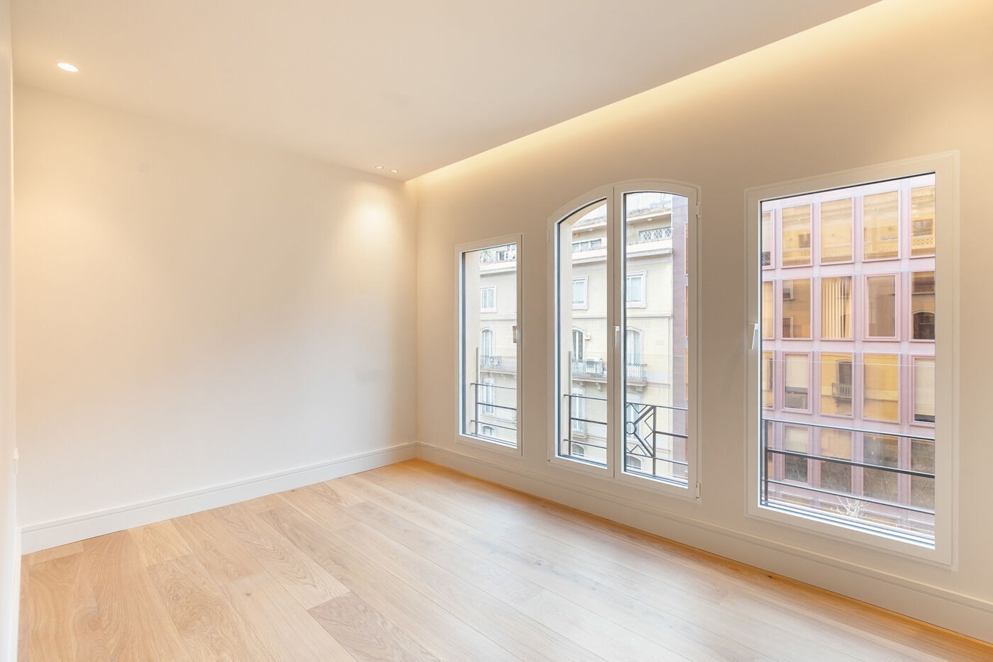 Apartamento en Barcelona, España 4 dormitorios,  No. 141005