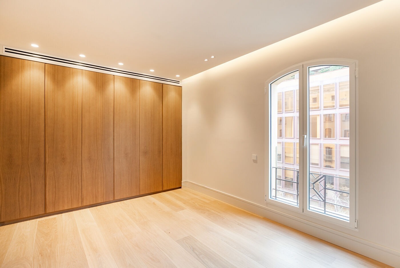 Apartamento en Barcelona, España 4 dormitorios,  No. 141005