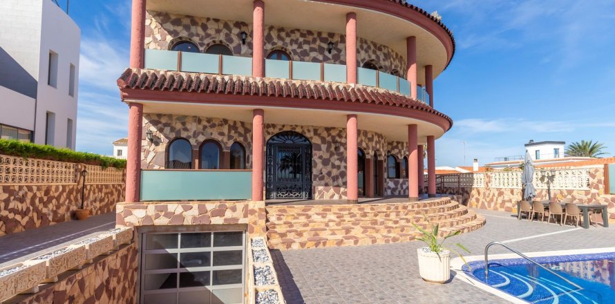 Villa in La Zenia, Alicante, Spanien 624 m2 Nr. 190779