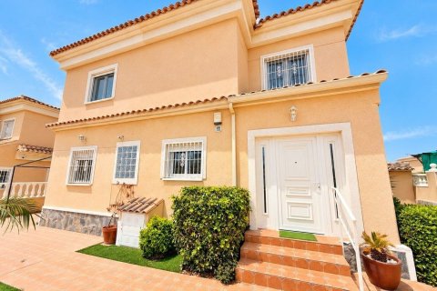 Villa till salu i San Fulgencio, Alicante, Spanien 4 sovrum, 137 kvm. Nr. 196345 - foto 3