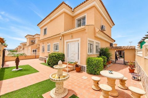Villa till salu i San Fulgencio, Alicante, Spanien 4 sovrum, 137 kvm. Nr. 196345 - foto 2