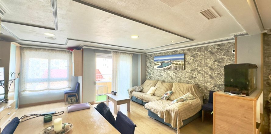 Apartment à Torrevieja, Alicante, Espagne 4 chambres, 120 m2 No. 155622