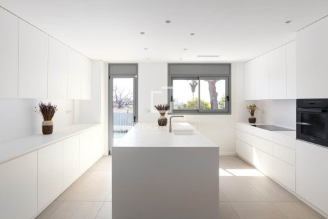 Villa for sale in El Masnou, Barcelona, Spain 6 bedrooms, 499 sq.m. No. 164875 - photo 10