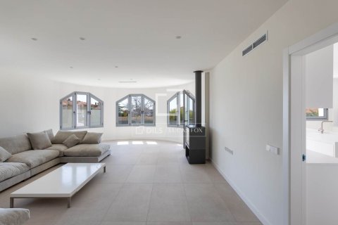 Villa for sale in El Masnou, Barcelona, Spain 6 bedrooms, 499 sq.m. No. 164875 - photo 8