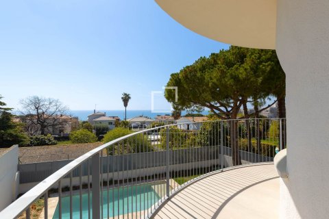 Villa for sale in El Masnou, Barcelona, Spain 6 bedrooms, 499 sq.m. No. 164875 - photo 3