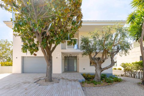 Villa for sale in El Masnou, Barcelona, Spain 6 bedrooms, 499 sq.m. No. 164875 - photo 5
