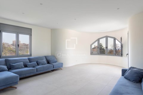 Villa for sale in El Masnou, Barcelona, Spain 6 bedrooms, 499 sq.m. No. 164875 - photo 12