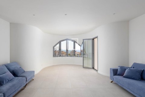 Villa for sale in El Masnou, Barcelona, Spain 6 bedrooms, 499 sq.m. No. 164875 - photo 24