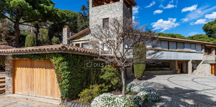 Villa in Premia De Dalt, Barcelona, Spain 8 bedrooms, 578 sq.m. No. 164879