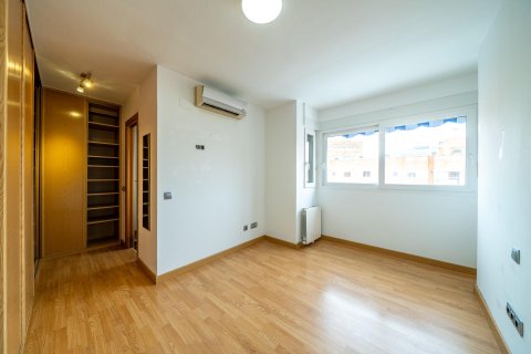 Аренда квартиры в Мадрид, Испания 3 спальни, 120м2 №149713 - фото 27