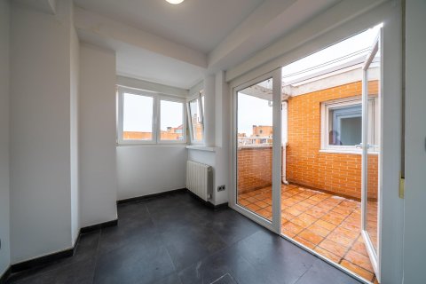 Аренда квартиры в Мадрид, Испания 3 спальни, 120м2 №149713 - фото 16