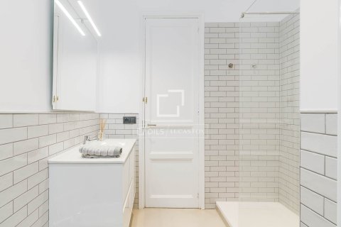 Apartment for sale in Barcelona, Spain 3 bedrooms, 120 sq.m. No. 150318 - photo 13