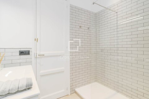 Apartment for sale in Barcelona, Spain 3 bedrooms, 120 sq.m. No. 150318 - photo 15