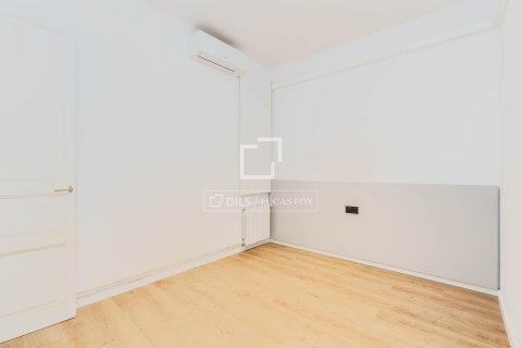 Apartment for sale in Barcelona, Spain 3 bedrooms, 120 sq.m. No. 150318 - photo 8