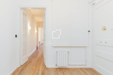 Apartment for sale in Barcelona, Spain 3 bedrooms, 120 sq.m. No. 150318 - photo 18