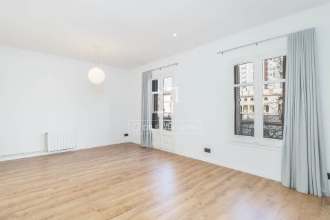 Apartment for sale in Barcelona, Spain 3 bedrooms, 120 sq.m. No. 150318 - photo 2