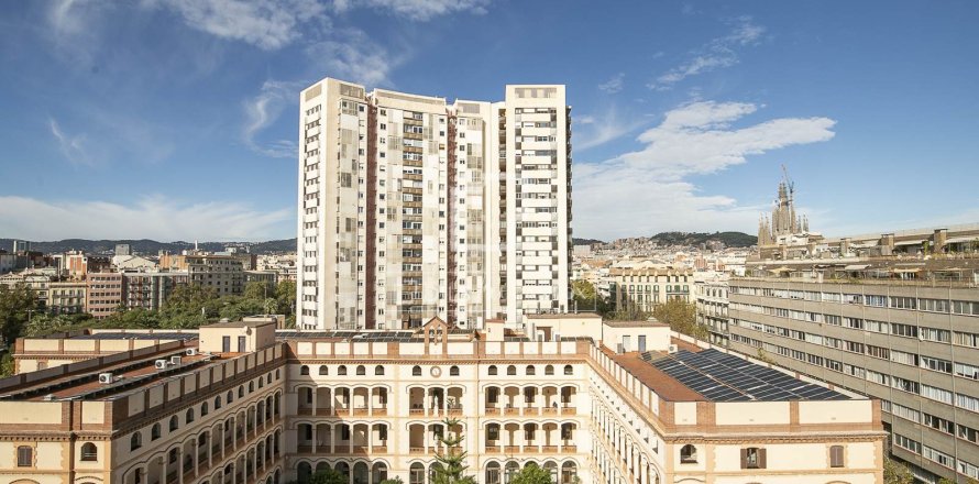 Apartment in Barcelona, Spain 3 bedrooms, 120 sq.m. No. 150318